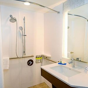 Standard Queen Room Two Queen Beds Mobility Accessible Tub